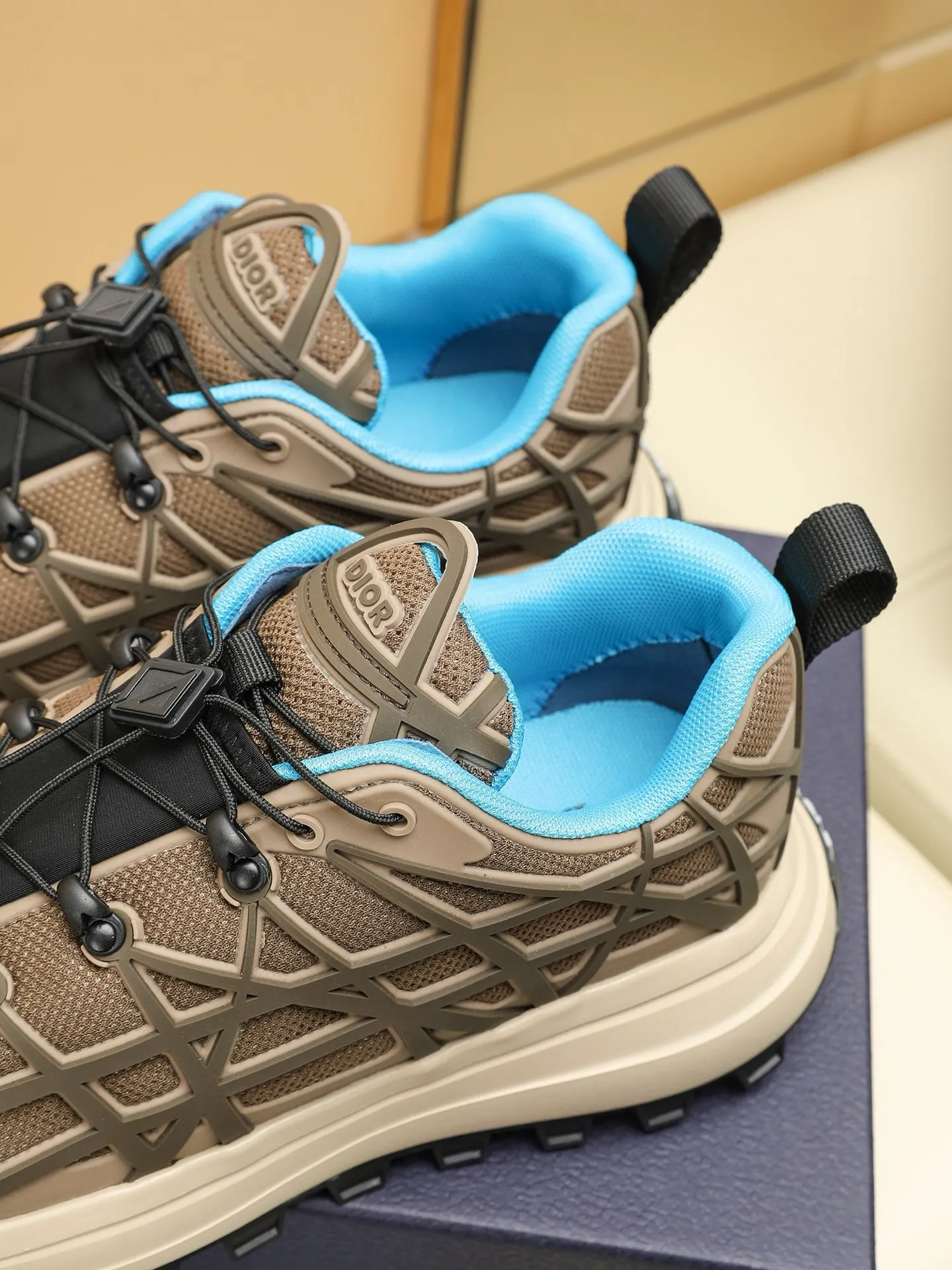 Men's shoes: 500💰Dior sports shoes highlight the fashionable silhouette, decorated with curved cannage pattern, reinterpreting the classic pattern in a structural style, enriching the Dior 2023 summer men's collection. Meticulously crafted using the advanced craftsmanship of hiking shoes, it blends outdoor culture with Dior heritage. Code number 38-44, customized 45